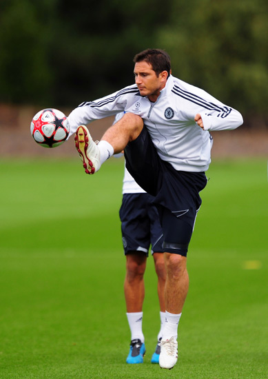 巴赫的夜魔装扮预示着对Xm的毒龙团队战斗的致命免费礼物，XG赢得了第一场比赛